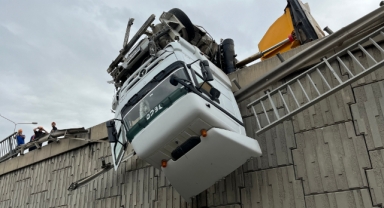 Tır devrildi, kupası viyadükte asılı kaldı