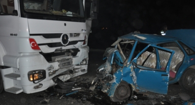 Tır ile otomobil kafa kafaya çarpıştı: 3 ölü
