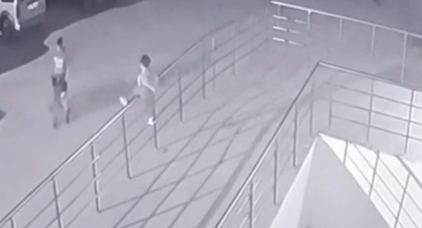 Tırmandığı demir korkuluklardan düşen çocuk ağır yaralandı