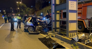 Üst geçidin ayağına çarpan otomobil hurda yığınına döndü: 2 ölü