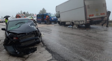 Yağış kazayı beraberinde getirdi: Karavan otomobille çarpıştı