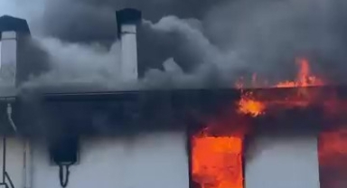 Yanan evdeki çocuklarını kurtarmak için canını hiçe saydı