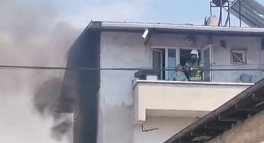 Yangında balkonda mahsur kalan yaşlı kadın kurtarıldı