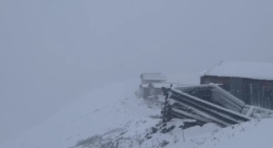 Yayla yürüyüşü yapan grup kar sürpriziyle karşılaştı