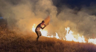 Yerleşim yeri yakınında çıkan anız yangını paniğe neden oldu