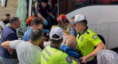 Yolcu otobüsü kamyona çarptı, sürücü araçta sıkıştı