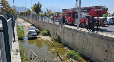 Yoldan çıkan otomobil sulama kanalına düştü
