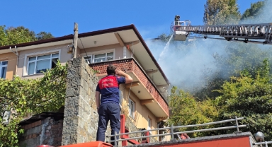 Zonguldak'ta 3 katlı binanın çatı katında çıkan yangın söndürüldü