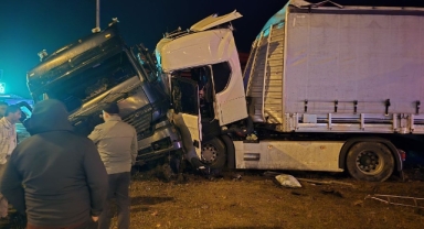 2 tır kavşakta çarpıştı: 3 yaralı