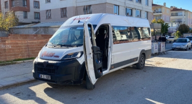 Açık bırakılan servis kapısına tramvay çarptı: 3 yaralı