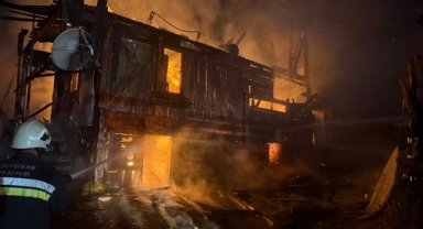 Ahşap ev alevlere teslim oldu