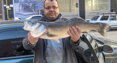 Amatör balıkçı oltayla 6 kilogramlık levrek yakaladı!