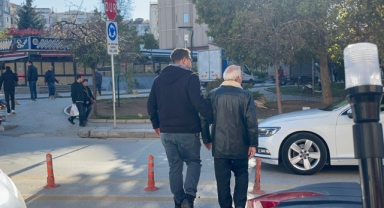 Arkadaşını bıçakladı, olay yerinde polisi bekledi