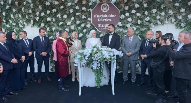 Bakan Göktaş, evlilik kredisinden yararlanan çiftin nikah şahidi oldu