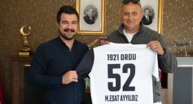 Başarılı Antrenörden Başkan Ayyıldız’a Anlamlı Hediye