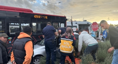 Belediye otobüsü ile otomobil çarpıştı: 2 yaralı