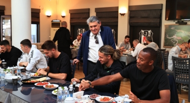 Beşiktaş Başkanı Serdal Adalı, Fenerbahçe derbisi öncesi futbol A takımıyla buluştu