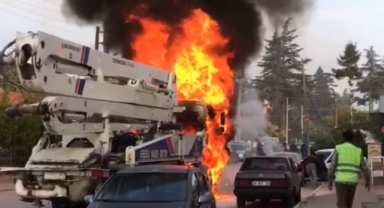 Beton pompası alev alev yandı, 2 otomobil zarar gördü
