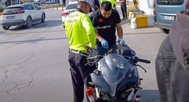 Çalıntı motosikletle kaza yaptı, polisten kaçamadı
