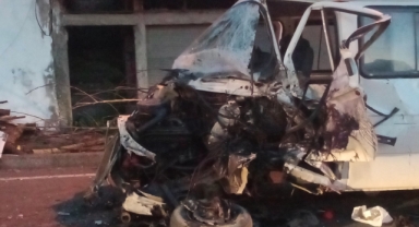 Çekici kamyonet ile minibüs kafa kafaya çarpıştı: 3 yaralı