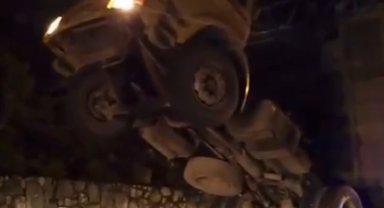 Damperi açık kamyon KGYS direğine çarparak asılı kaldı: 1 yaralı