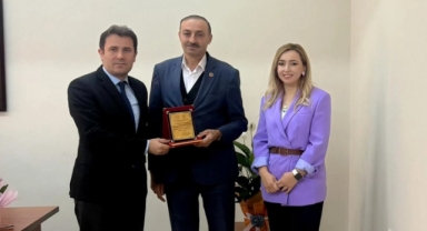 Dereli’de Eğitime Katkı Veren Muhtara Teşekkür Plaketi