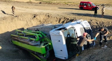 Devrilen beton pompasının sürücüsü yaralandı