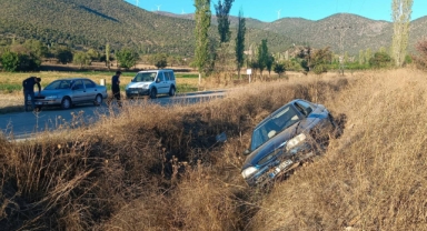 Devrilen otomobildeki 3 kişi yaralandı