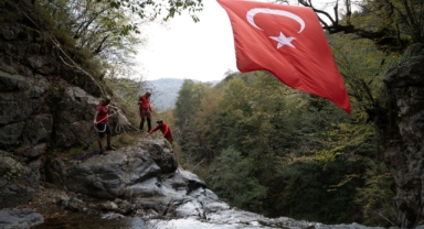 Doğanın Kalbinde Cumhuriyet Kutlaması: Giresunlu Dağcılar Şelalede!