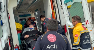 Dolmuş Kaldırıma Çarptı: 2 Yolcu Yaralandı