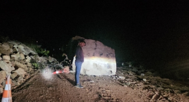 Düşen dev kaya karayolunu ulaşıma kapattı