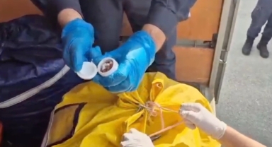 Ev eşyası taşır gibi uyuşturucu taşıdılar: On binlerce hap ele geçirildi