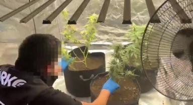 Evine kurduğu özel sistemle uyuşturucu üretirken yakalandı