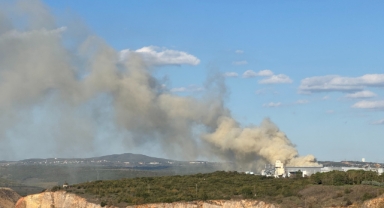 Fabrika bahçesinde korkutan yangın