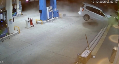 Faciadan dönüldü: Ticari araç benzin istasyonuna daldı, 2 kişi yaralandı