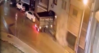 Facianın Eşiğinden Dönüldü: Freni Boşalan Kamyon Eve Girdi!