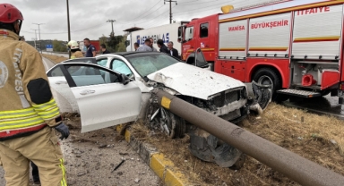 Facianın eşiğinden dönüldü: Otomobil orta refüje çıktı