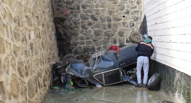 Feci kaza! Otomobil uçuruma yuvarlandı 