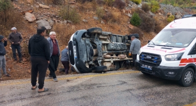 Feci Kazada Elma Yüklü Kamyonet Şarampole Uçtu: 3 Yaralı