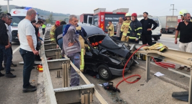 Feci Kazada Otomobil Refüje Savruldu, 4 Kişi Yaralandı