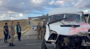 Feci Kazada Tır ile Okul Servisi Çarpıştı! 15 Kişi Yaralandı 