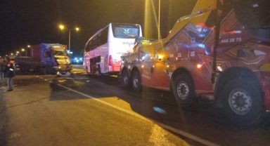 Feci Kazada Yolcu Otobüsü ile Tır Çarpıştı: 20 Yaralı