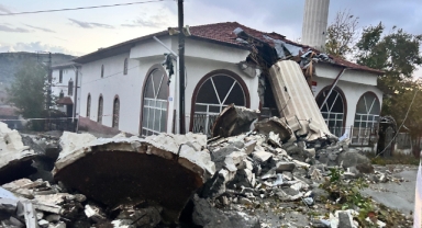 Fırtına minareyi yıktı: Cemaat ölümden döndü