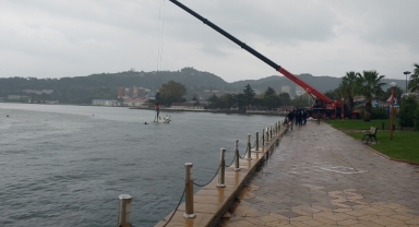 Fırtına ve sağanak yağış nedeniyle batan mini yat çıkartıldı