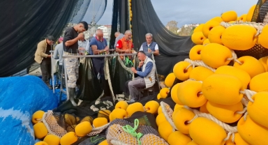 Hamsi Bolluğu Fırtınaya Takıldı! Balıkçılar Kıyıya Demir Attı
