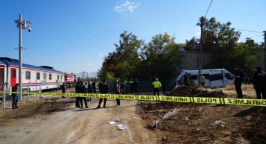 Hemzemin Geçitte Dehşet! Yolcu Treni Öğrenci Servisine Çarptı: 17 Yaralı