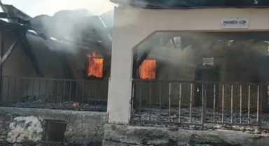 İki ev ve iki samanlık küle döndü