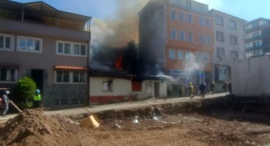 İki Katlı Ev Alevlere Teslim Oldu