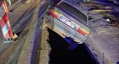 İki otomobil 1 saat arayla aynı çukura düştü: 1 kişi yaralandı