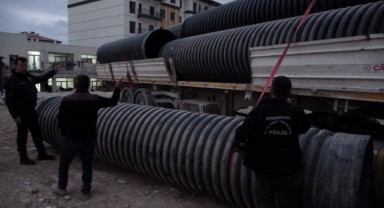 İnşaatta üzerine 750 kilo plastik boru düşen sürücü ağır yaralandı